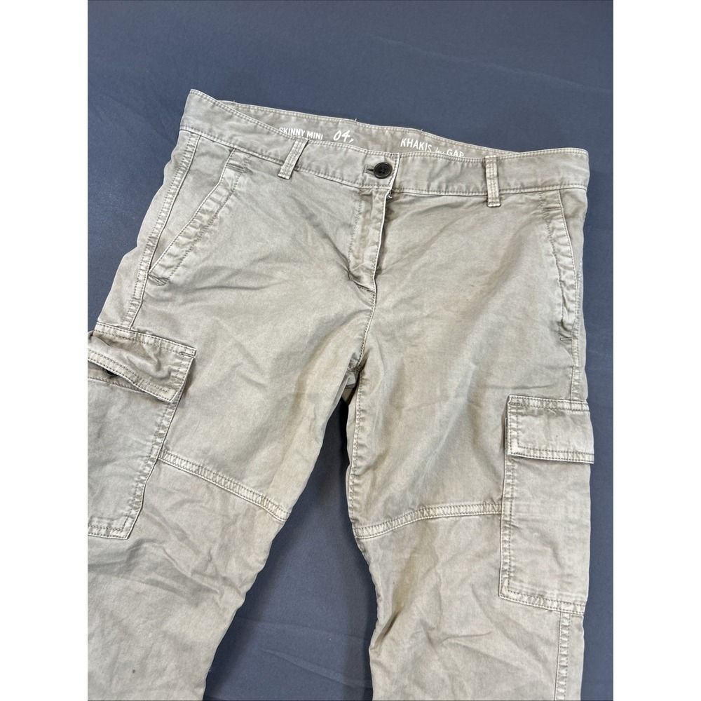 Gap Women's Skinny Mini cargo pants‎ in khaki with a button closure P4